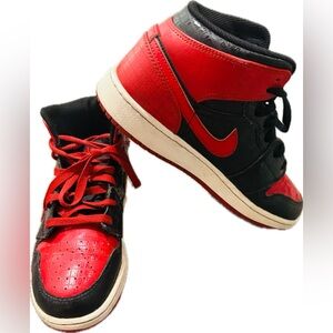 Youth size 6 Air Jordan 1 Mid GS black red bred